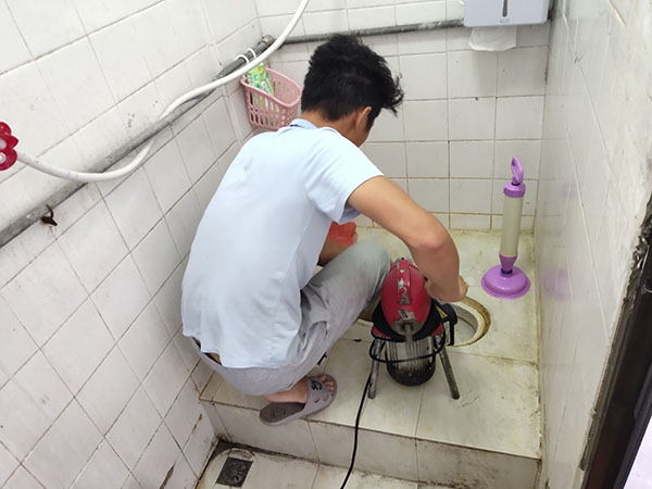 西山管道堵塞冒臭气 专业师傅现场解决问题