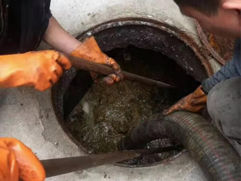 西山清理化粪池时如何避免沼气的危害？